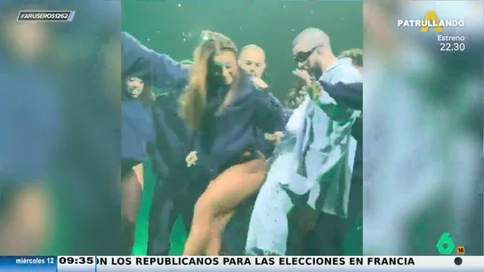 El mal rato de Bad Bunny al engancharse con las medias de una de sus bailarinas en pleno concierto El mal rato de Bad Bunny al engancharse con las medias de una de sus bailarinas en pleno concierto