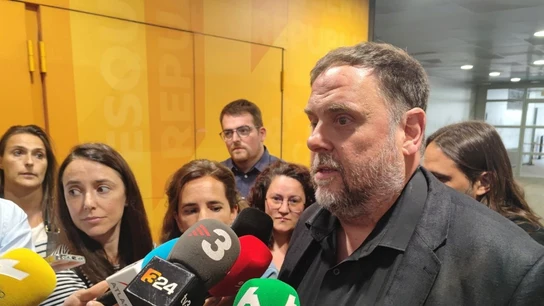 El líder de ERC, Oriol Junqueras, a la salida de la sede de su partido en Barcelona, tras renunciar a la presidencia de la formación El líder de ERC, Oriol Junqueras, a la salida de la sede de su partido en Barcelona, tras renunciar a la presidencia de la formación