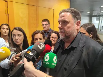 El líder de ERC, Oriol Junqueras, a la salida de la sede de su partido en Barcelona, tras renunciar a la presidencia de la formación