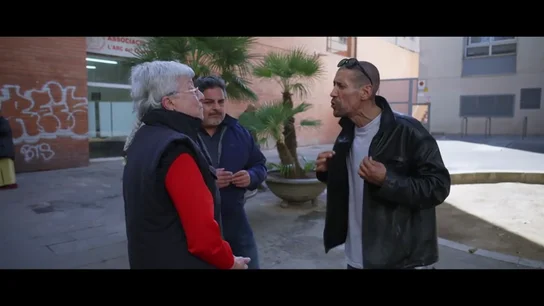 Un drogadicto interrumpe la entrevista de Jalis de la Serna a una vecina de El Raval y ella explota: "El barrio está destruido" Un drogadicto interrumpe la entrevista de Jalis de la Serna a una vecina de El Raval y ella explota: "El barrio está destruido"
