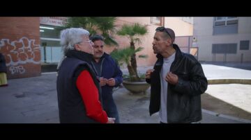 Un drogadicto interrumpe la entrevista de Jalis de la Serna a una vecina de El Raval y ella explota: "El barrio está destruido"