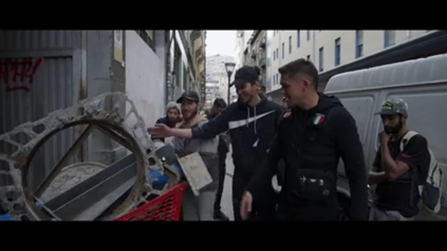 "Están robando a la ciudad de Bilbao": las risas de unos chicos al vender 'chatarra' que 'encuentran' en la calle "Están robando a la ciudad de Bilbao": las risas de unos chicos al vender 'chatarra' que 'encuentran' en la calle