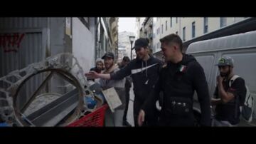 "Están robando a la ciudad de Bilbao": las risas de unos chicos al vender 'chatarra' que 'encuentran' en la calle