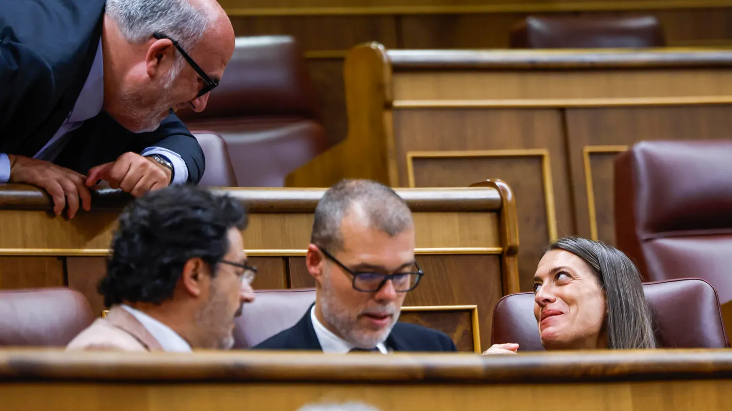 La diputada de Junts Miriam Nogueras conversa con su compañero de formación Eduard Pujol (i, detrás) este 11 de junio en el Pleno del Congreso de los Diputados. La diputada de Junts Miriam Nogueras conversa con su compañero de formación Eduard Pujol (i, detrás) este 11 de junio en el Pleno del Congreso de los Diputados.