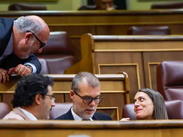 La diputada de Junts Miriam Nogueras conversa con su compañero de formación Eduard Pujol (i, detrás) este 11 de junio en el Pleno del Congreso de los Diputados. 