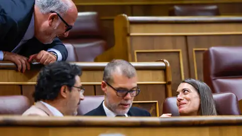 La diputada de Junts Miriam Nogueras conversa con su compañero de formación Eduard Pujol (i, detrás) este 11 de junio en el Pleno del Congreso de los Diputados. 
