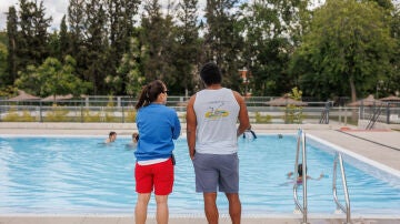 Dos personas el día de apertura de las piscinas públicas, en la piscina del Centro Deportivo Municipal (CDM) José María Cagigal, a 15 de mayo de 2024, en Madrid (España). 