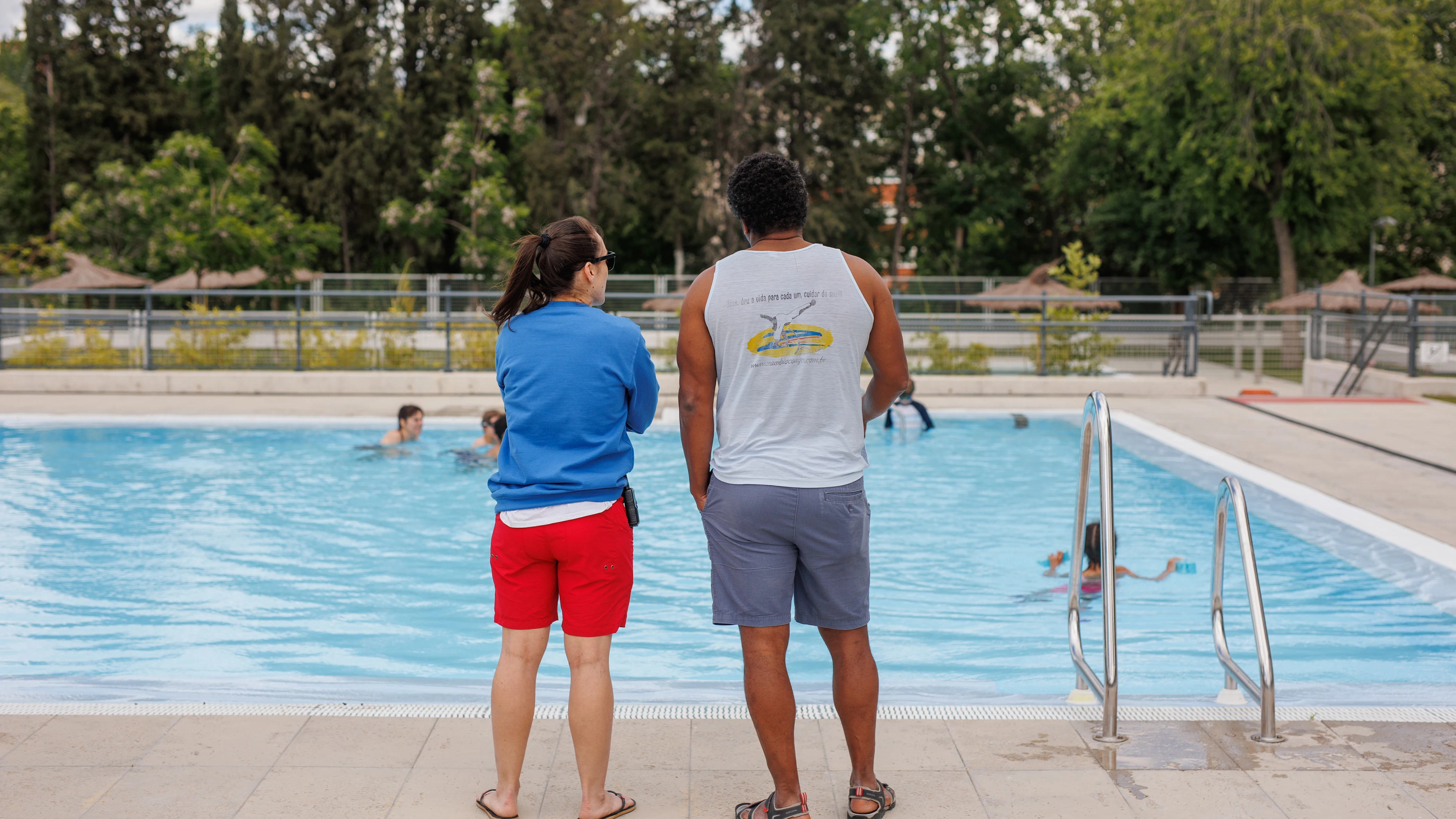 Dos personas el día de apertura de las piscinas públicas, en la piscina del Centro Deportivo Municipal (CDM) José María Cagigal, a 15 de mayo de 2024, en Madrid (España). 
