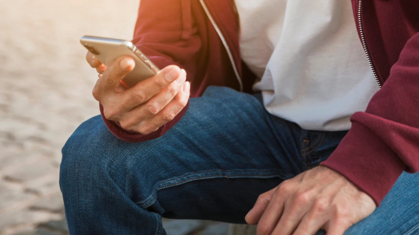 El sexting consiste en difundir, revelar o ceder a terceros imágenes sin la autorización de la persona afectada y normalmente las imágenes o grabaciones tienen carácter sexual. El sexting consiste en difundir, revelar o ceder a terceros imágenes sin la autorización de la persona afectada y normalmente las imágenes o grabaciones tienen carácter sexual.