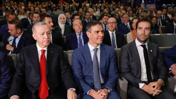 El presidente de Turquía, Recep Tayyip Erdogan, junto a Pedro Sánchez, y el ministro de Economía Carlos Cuerpo.