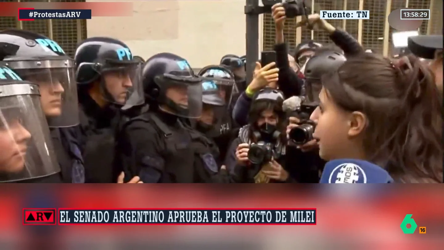 Las lágrimas de un policía tras las palabras de una manifestante en Argentina: "Estás a tiempo" Las lágrimas de un policía tras las palabras de una manifestante en Argentina: "Estás a tiempo"