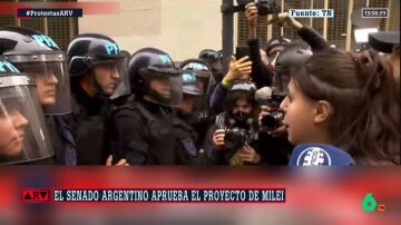 Las lágrimas de un policía tras las palabras de una manifestante en Argentina: "Estás a tiempo"