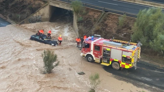 Rescatan in extremis a una persona que quedó atrapada tras ser arrastrada por una riada en Murcia Rescatan in extremis a una persona que quedó atrapada tras ser arrastrada por una riada en Murcia