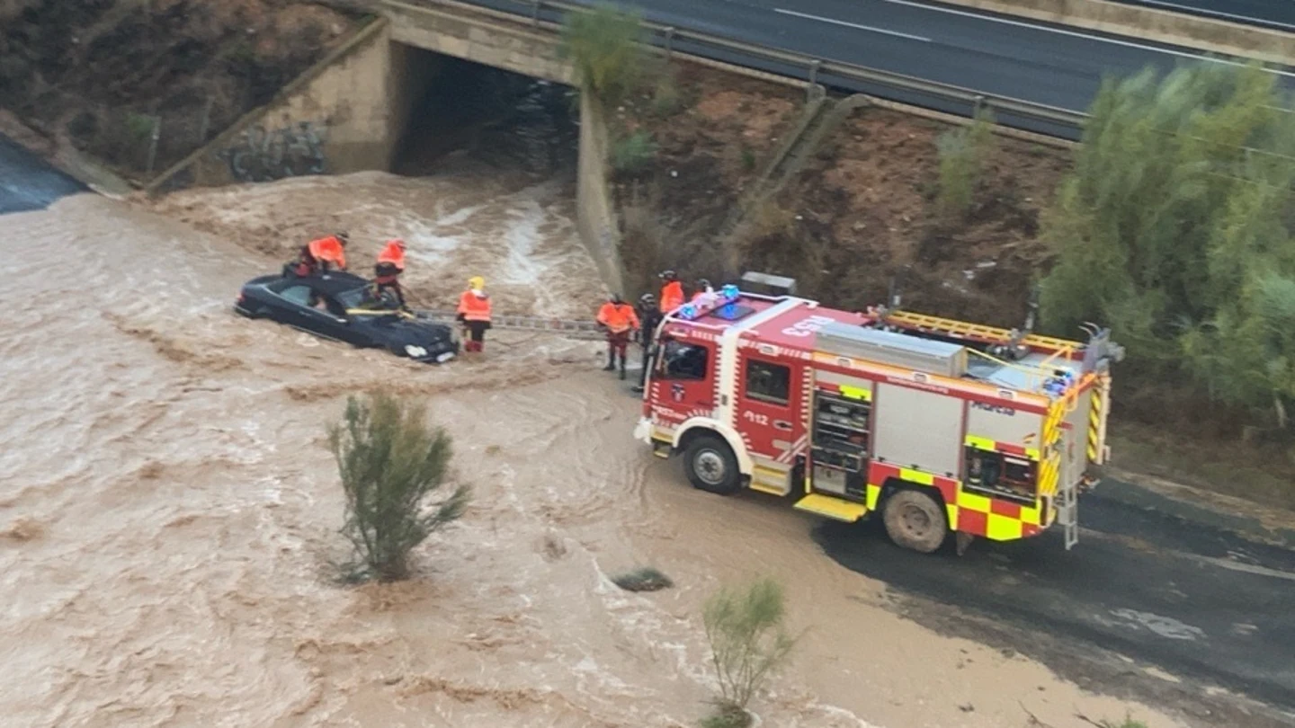 Rescatan in extremis a una persona que quedó atrapada tras ser arrastrada por una riada en Murcia Rescatan in extremis a una persona que quedó atrapada tras ser arrastrada por una riada en Murcia
