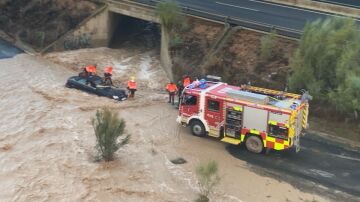 Rescatan in extremis a una persona que quedó atrapada tras ser arrastrada por una riada en Murcia
