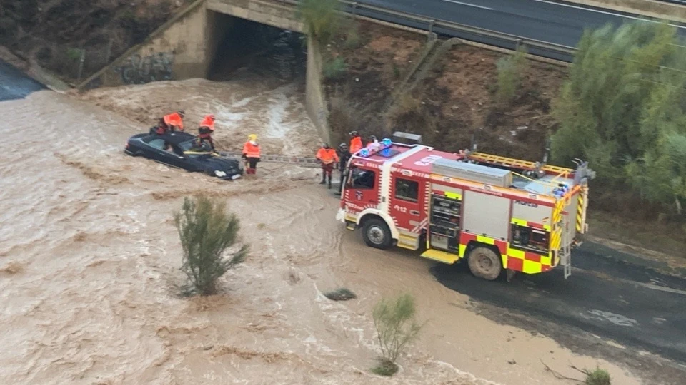 Rescatan in extremis a una persona que quedó atrapada tras ser arrastrada por una riada en Murcia