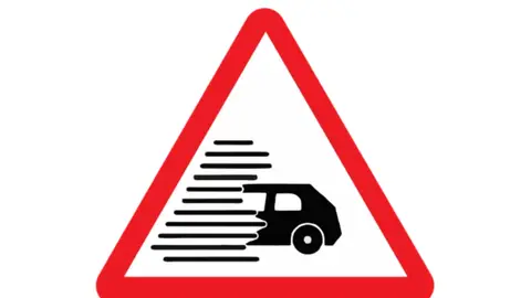 Significado de la nueva señal del "coche que desaparece" y cómo actuar al volante frente a ella