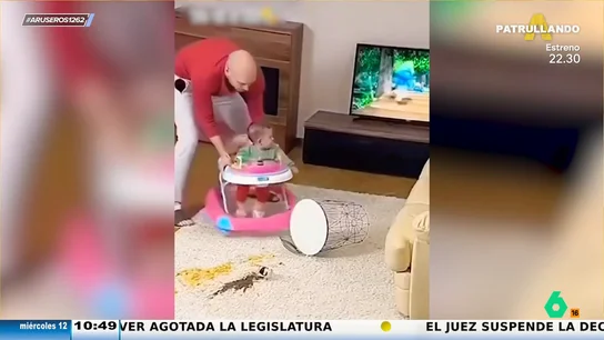 No es un padre, es un enemigo: culpa a su hijo, que es un bebé, de tirar la comida en la alfombra No es un padre, es un enemigo: culpa a su hijo, que es un bebé, de tirar la comida en la alfombra