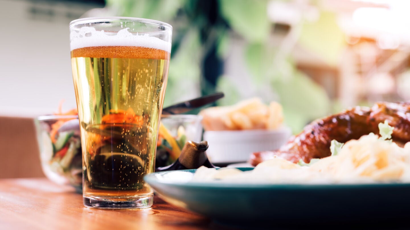 Cerveza con pinchos y tapas en una calle