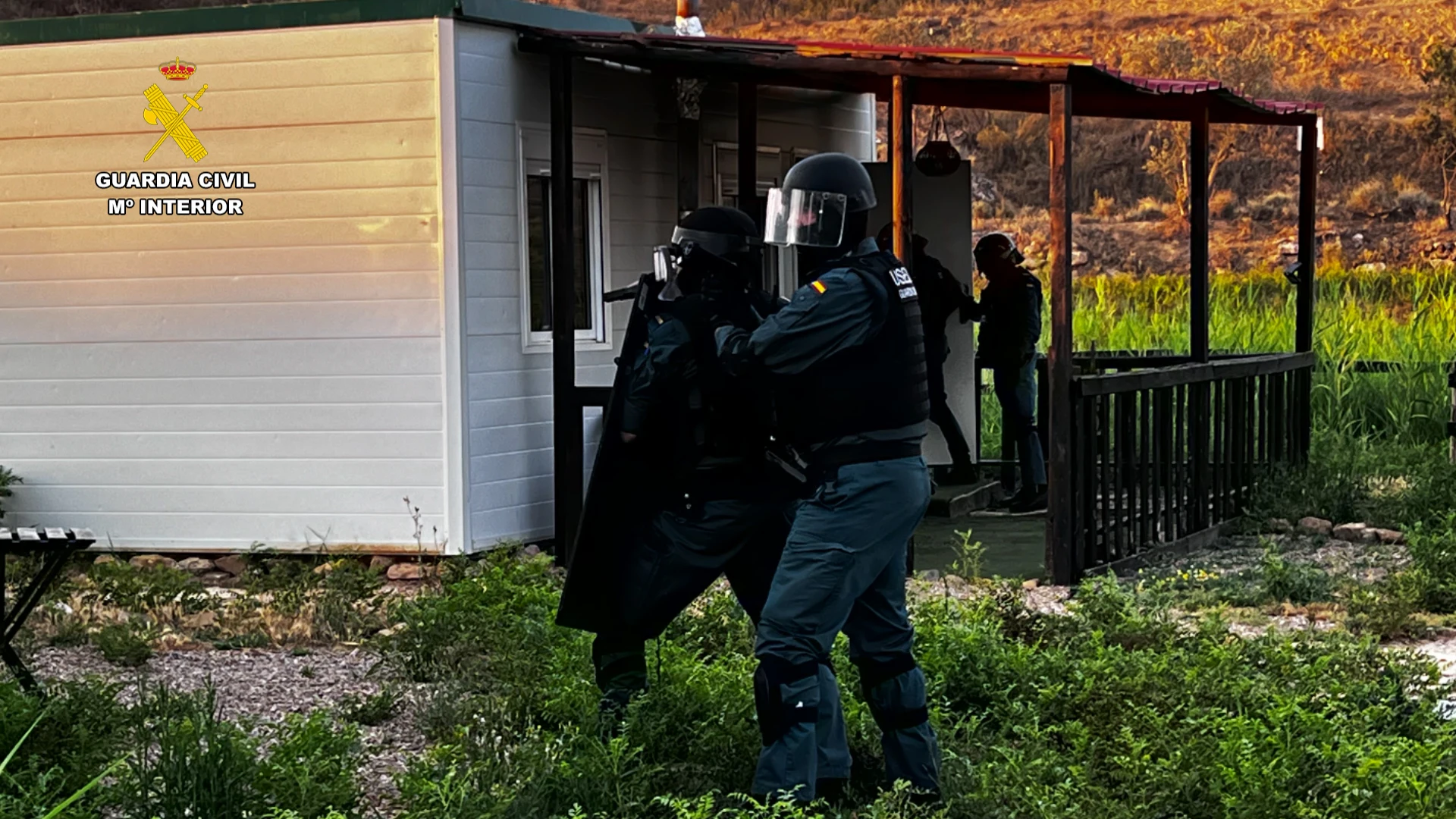 Imagen del momento en el que la Guardia Civil detiene a los integrantes de una secta en Escatrón (Zaragoza)