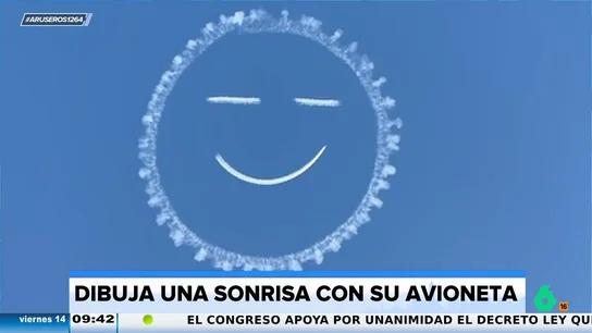 Un piloto de avioneta dibuja una cara sonriente en el cielo para alegrar el día a sus vecinos Un piloto de avioneta dibuja una cara sonriente en el cielo para alegrar el día a sus vecinos