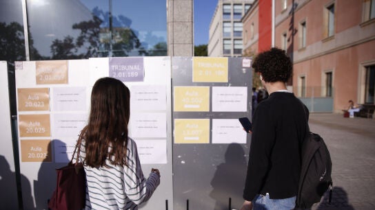 Estudiantes durante el primer d&iacute;a de los ex&aacute;menes de selectividad, en la UPF Ciutadella, a 4 de junio de 2024, en Barcelona, Catalunya (Espa&ntilde;a). 