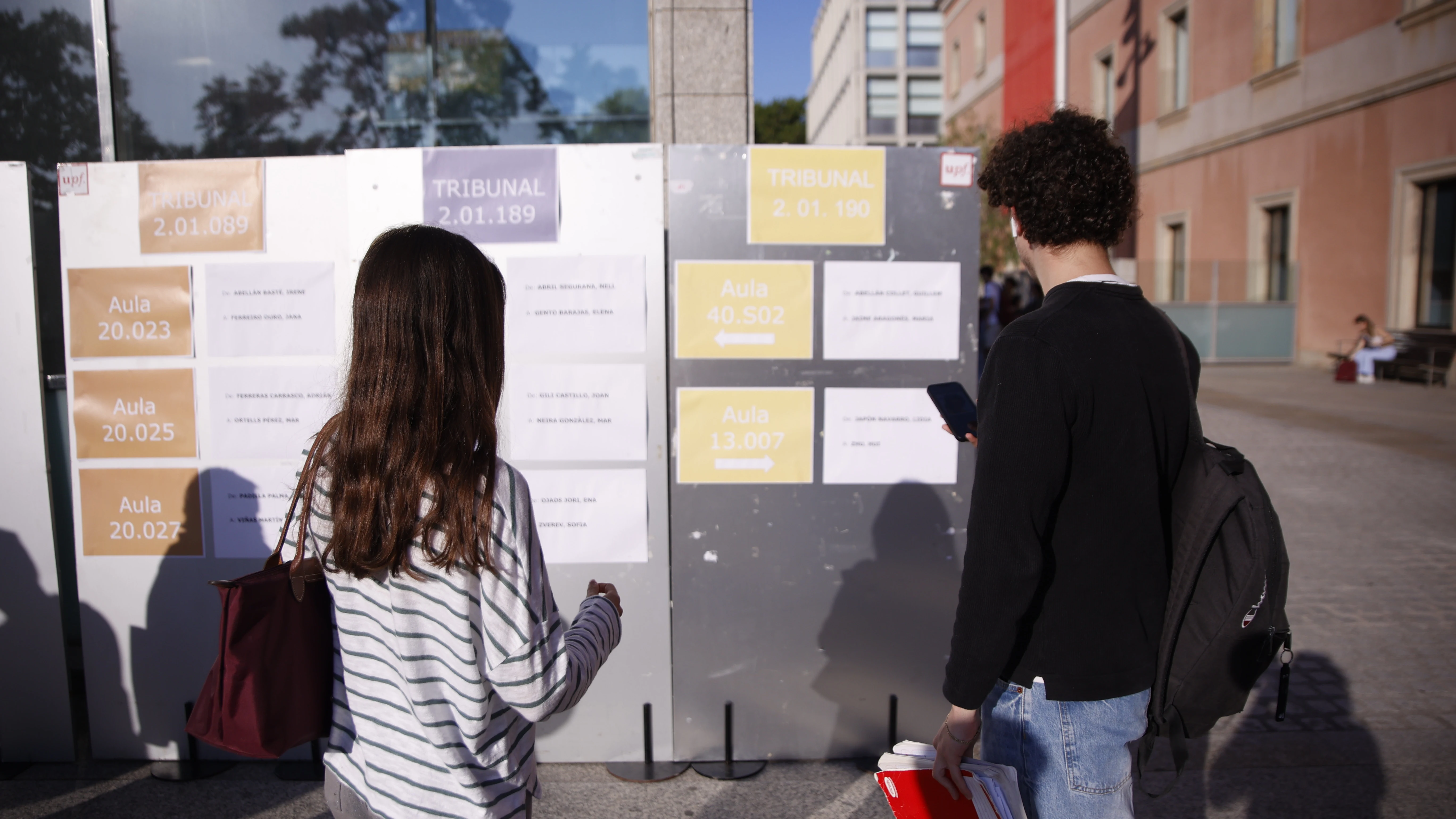 Estudiantes durante el primer día de los exámenes de selectividad, en la UPF Ciutadella, a 4 de junio de 2024, en Barcelona, Catalunya (España). 