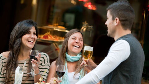 Amigos tomando tapas en una terraza