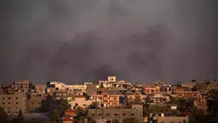 El humo se eleva después de un ataque aéreo israelí en Rafah, sur de la Franja de Gaza