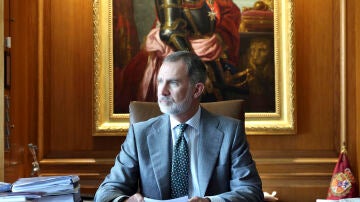 La Casa del Rey ha distribuido este sábado una galería de fotografías nuevas de Felipe VI en su despacho del Palacio de la Zarzuela con motivo de la conmemoración del décimo aniversario de su reinado