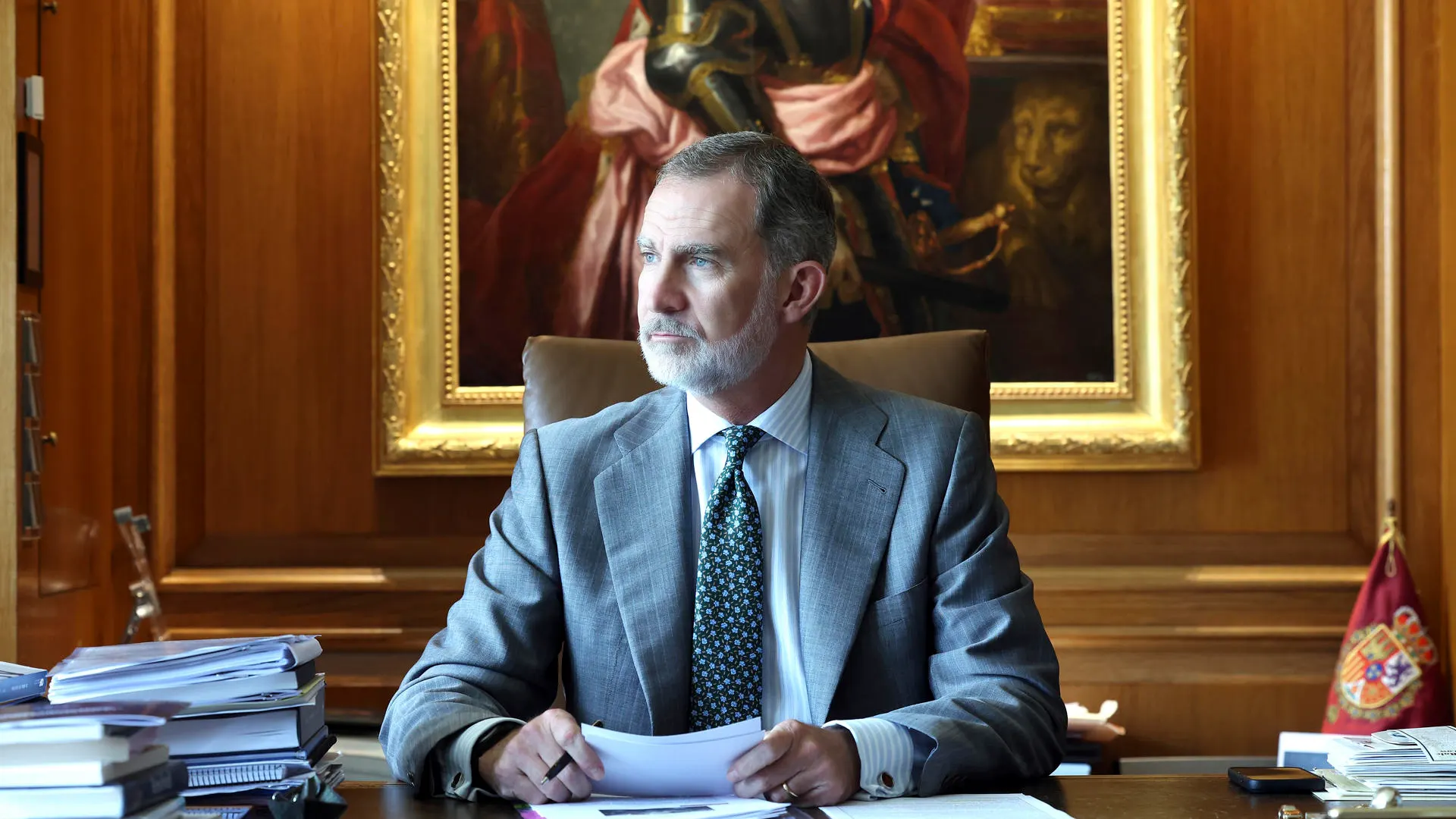 La Casa del Rey ha distribuido este sábado una galería de fotografías nuevas de Felipe VI en su despacho del Palacio de la Zarzuela con motivo de la conmemoración del décimo aniversario de su reinado