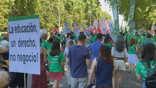 Centenares de personas se manifiestan en Madrid por una educación pública que dicen está "en conflicto", este sábado. Centenares de personas se manifiestan en Madrid por una educación pública que dicen está "en conflicto", este sábado.