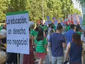 Centenares de personas se manifiestan en Madrid por una educación pública que dicen está &quot;en conflicto&quot;, este sábado.