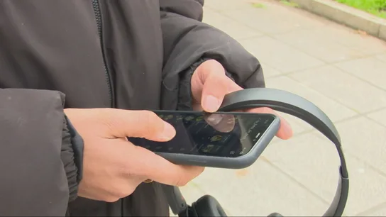 Un joven con su teléfono móvil Un joven con su teléfono móvil