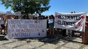 Manifestantes en la concentración contra los pisos turísticos del Albaicín de Granada