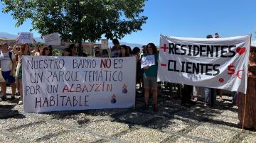 Manifestantes en la concentración contra los pisos turísticos del Albaicín de Granada