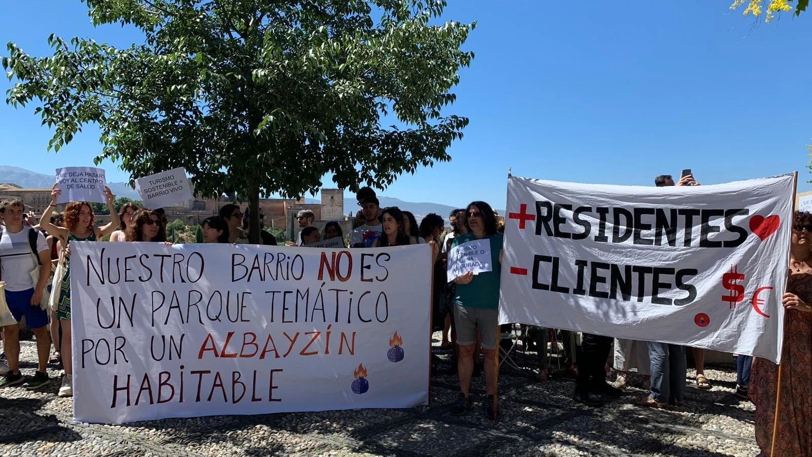 Manifestantes en la concentración contra los pisos turísticos del Albaicín de Granada