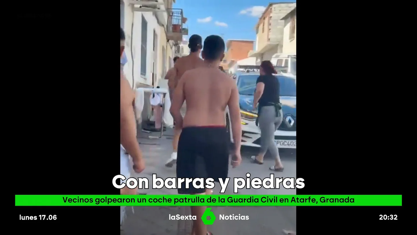 Vecinos golpean un coche de la Guardia Civil Vecinos golpean un coche de la Guardia Civil