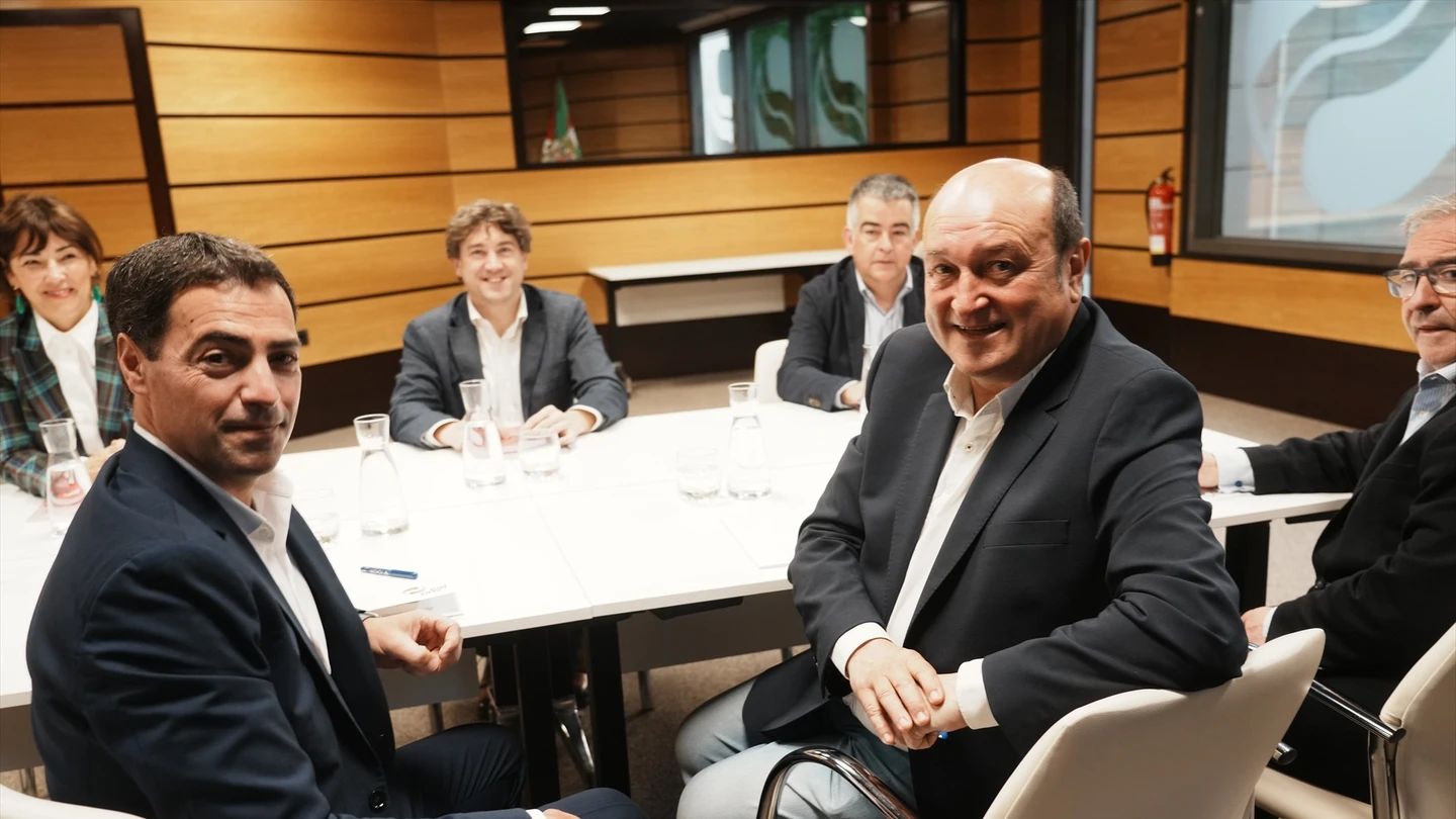 El candidato a Lehendakari, Imanol Pradales (i), el secretario general del PSE-EE y candidato del partido a lehendakari, Eneko Andueza (c), y el presidente del PNV, Andoni Ortuzar (2d) durante su encuentro para conversar de cara a formar un gobierno en el País Vasco El candidato a Lehendakari, Imanol Pradales (i), el secretario general del PSE-EE y candidato del partido a lehendakari, Eneko Andueza (c), y el presidente del PNV, Andoni Ortuzar (2d) durante su encuentro para conversar de cara a formar un gobierno en el País Vasco