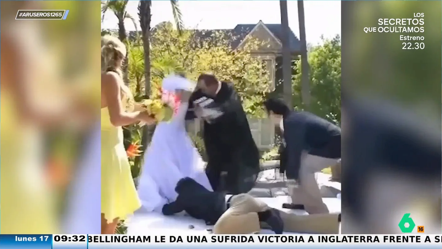 Arruina la boda: un hombre se tropieza llevando los anillos al altar y tira al agua al cura y la novia Arruina la boda: un hombre se tropieza llevando los anillos al altar y tira al agua al cura y la novia