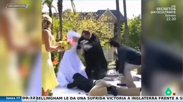 Arruina la boda: un hombre se tropieza llevando los anillos al altar y tira al agua al cura y la novia