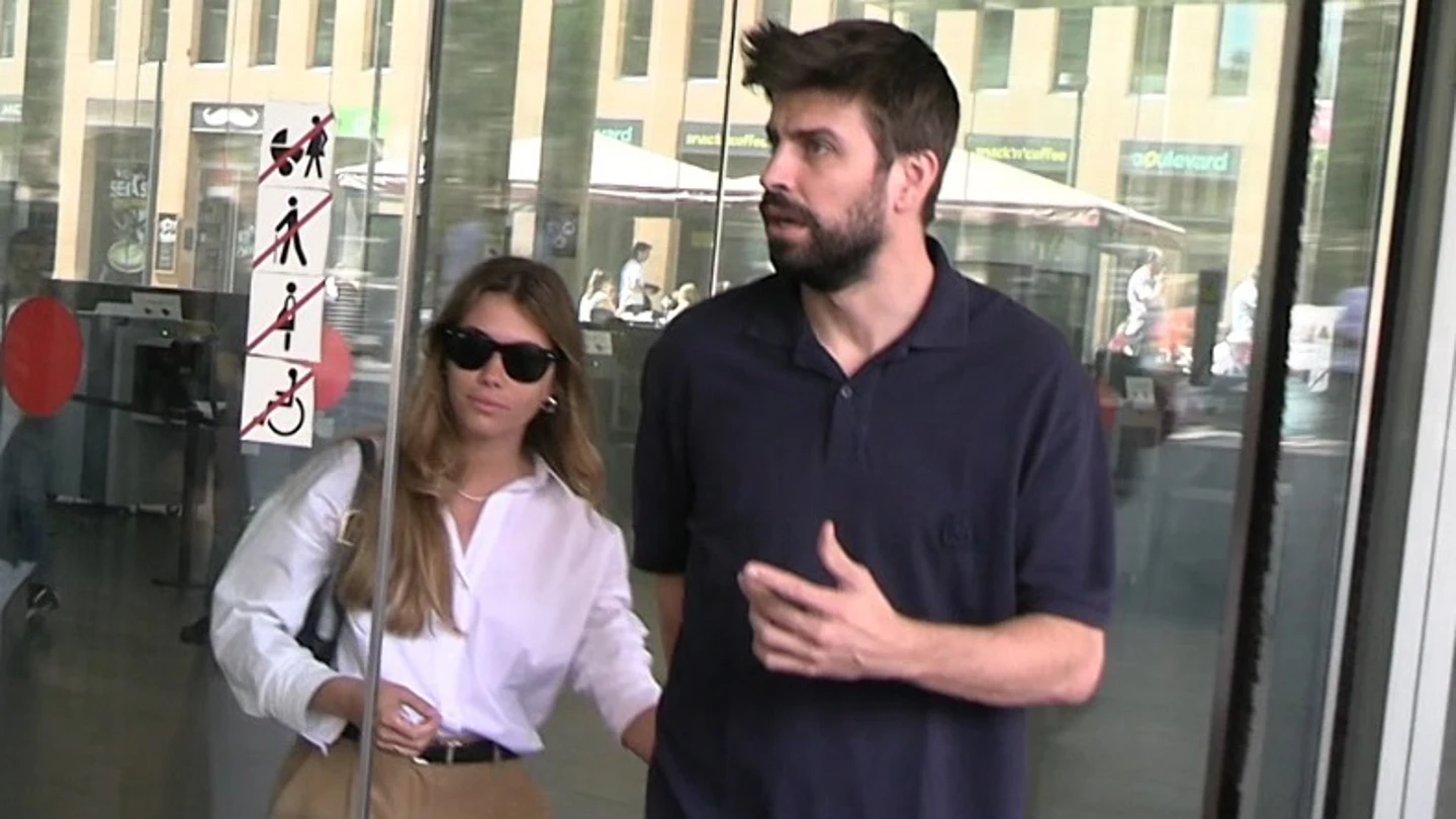 Gerard Piqué y Clara Chía a su salida del juicio de la joven contra el fotógrafo Jordi Martín por acoso Gerard Piqué y Clara Chía a su salida del juicio de la joven contra el fotógrafo Jordi Martín por acoso