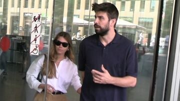 Gerard Piqué y Clara Chía a su salida del juicio de la joven contra el fotógrafo Jordi Martín por acoso