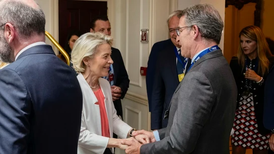 El presidente del Partido Popular, Alberto Núñez Feijóo, y la presidenta de la Comisión Europea Ursula von der Leyen, durante un encuentro de los líderes del Partido Popular Europeo (PPE), en una imagen de archivo. El presidente del Partido Popular, Alberto Núñez Feijóo, y la presidenta de la Comisión Europea Ursula von der Leyen, durante un encuentro de los líderes del Partido Popular Europeo (PPE), en una imagen de archivo.