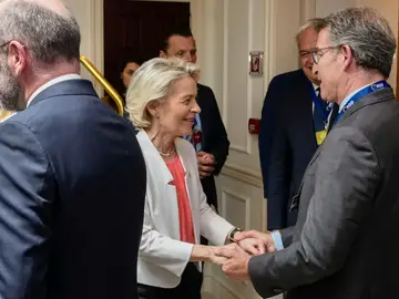 El presidente del Partido Popular, Alberto Núñez Feijóo (d), y la presidenta de la Comisión Europea Ursula von der Leyen, este lunes durante el encuentro de los líderes del Partido Popular Europeo (PPE)
