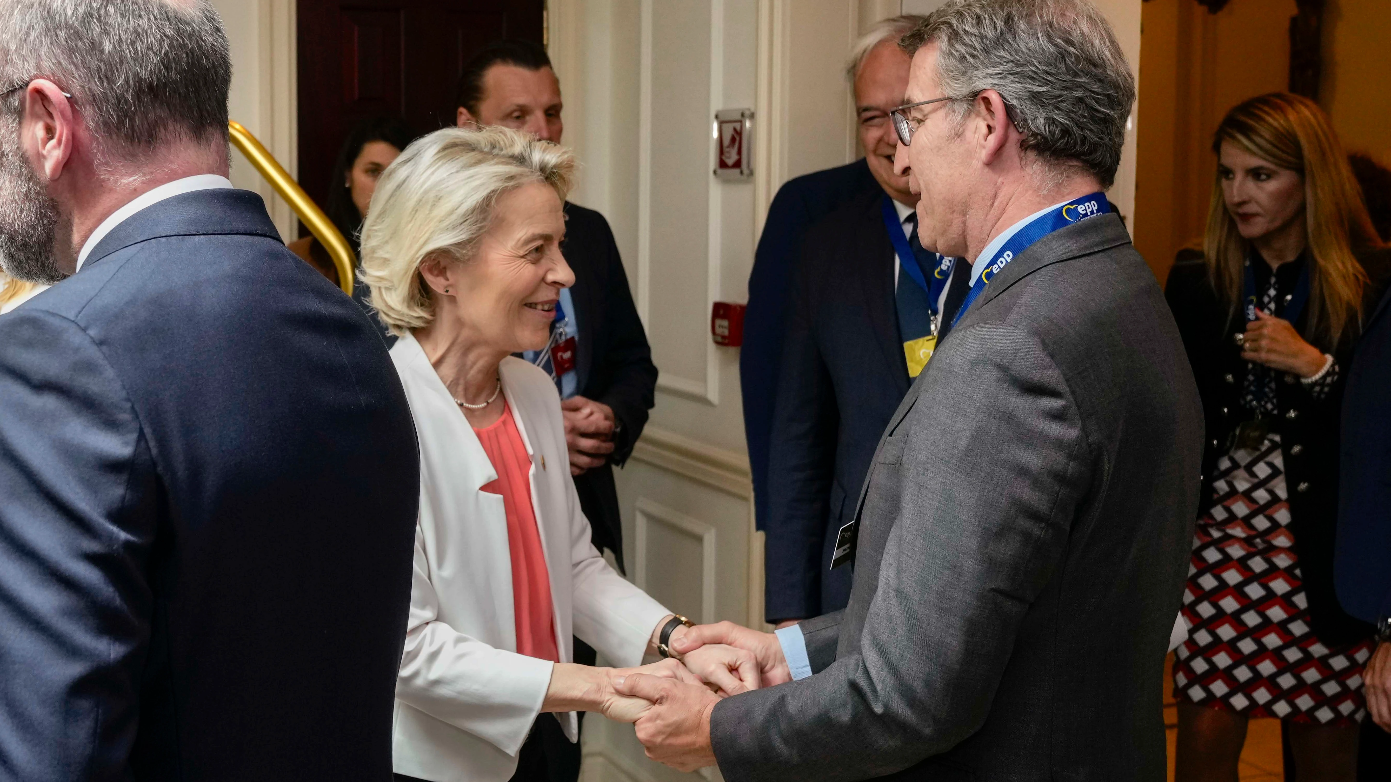 El presidente del Partido Popular, Alberto Núñez Feijóo (d), y la presidenta de la Comisión Europea Ursula von der Leyen, este lunes durante el encuentro de los líderes del Partido Popular Europeo (PPE)