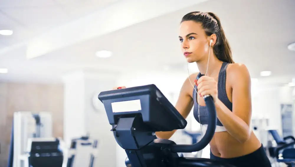 Mujer haciendo deporte con auriculares Mujer haciendo deporte con auriculares