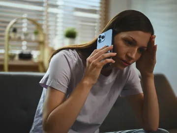 Mujer hablando por teléfono Mujer hablando por teléfono