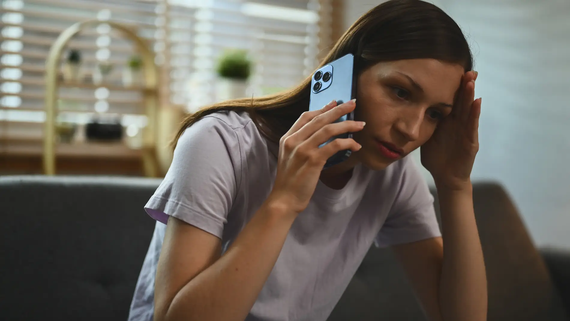 Mujer hablando por teléfono Mujer hablando por teléfono