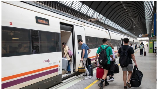 Viajeros subiendo a un tren en la estación de Santa Justa. Viajeros subiendo a un tren en la estación de Santa Justa.
